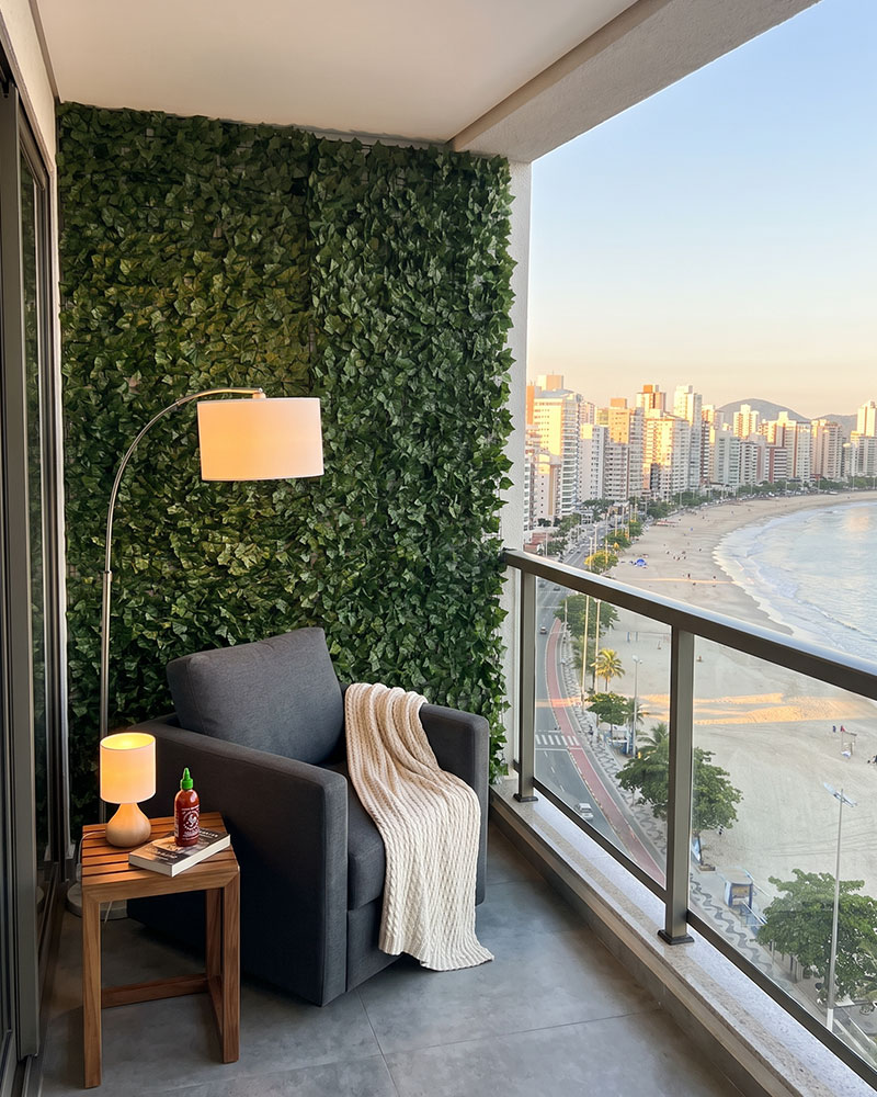 Sala de estar com iluminação dourada, grande quadro na parede e mobiliário sofisticado